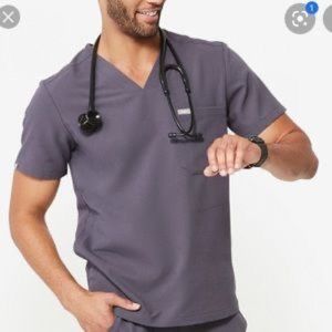 FIGS Men's Chisec Three-Pocket Scrub Top CHARCOAL (Small)